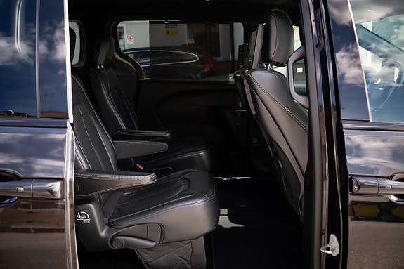 Chrysler Pacifica 18 of 25