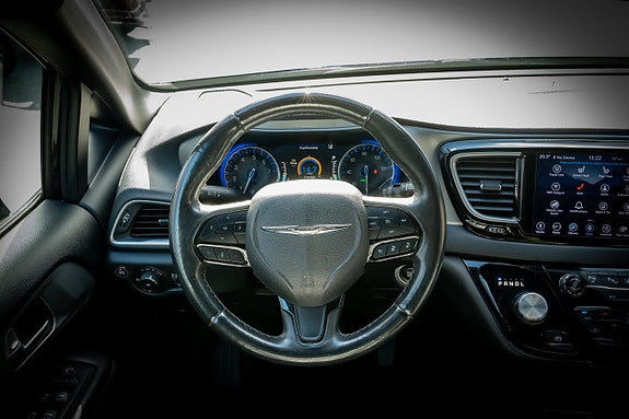 Chrysler Pacifica 9 of 25