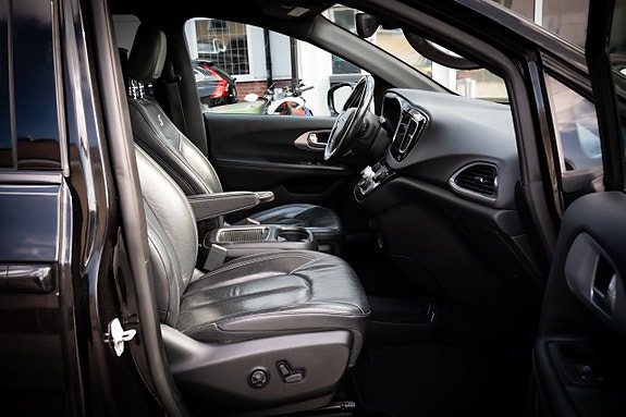 Chrysler Pacifica 16 of 25