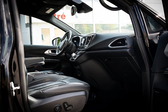 Chrysler Pacifica 17 of 25