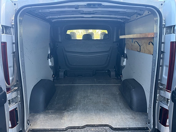 Nissan NV300 9 of 9