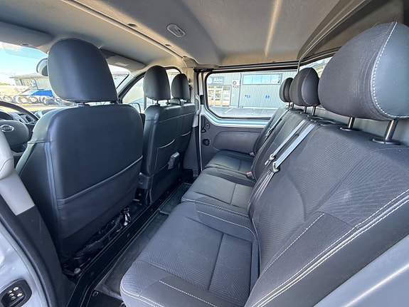 Nissan NV300 8 of 9
