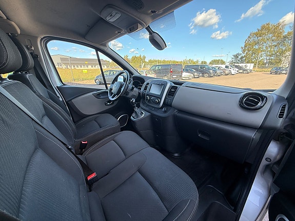 Nissan NV300 6 of 9