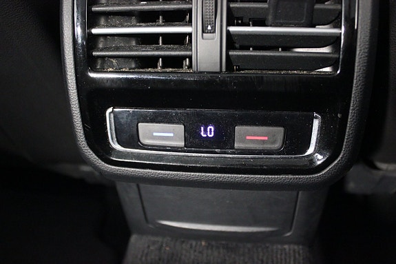Volkswagen Passat 18 of 24
