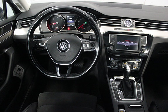 Volkswagen Passat 13 of 24