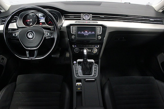 Volkswagen Passat 12 of 24