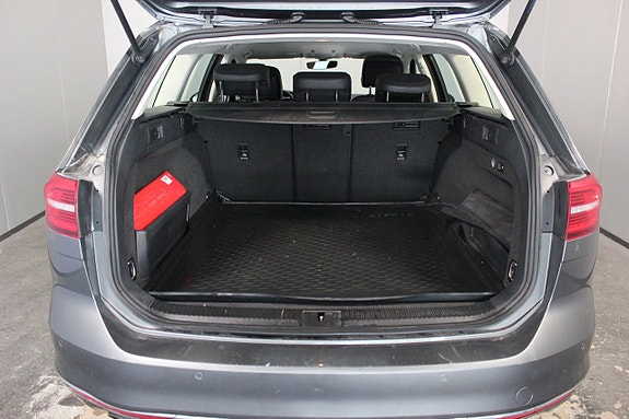 Volkswagen Passat 7 of 24