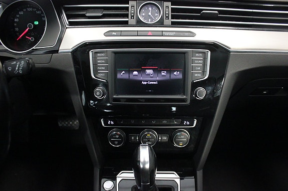 Volkswagen Passat 16 of 24