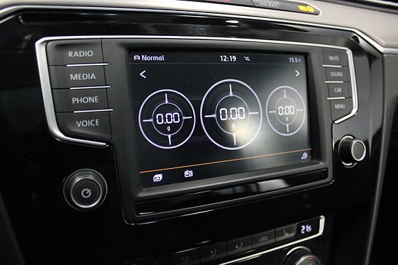 Volkswagen Passat 21 of 24