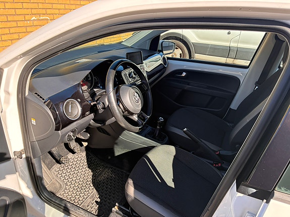Volkswagen UP! 7 of 10