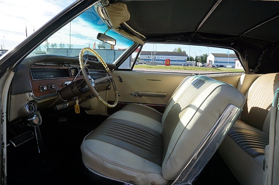 Pontiac Bonneville 16 of 24
