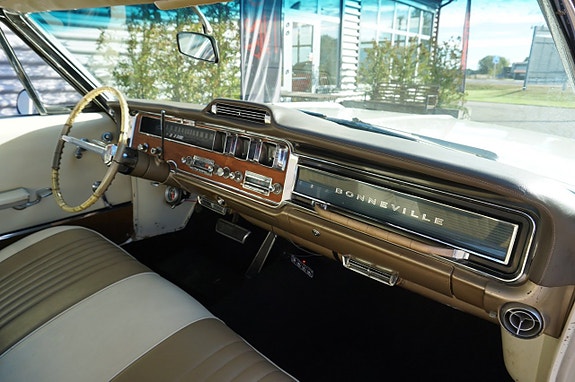 Pontiac Bonneville 22 of 24