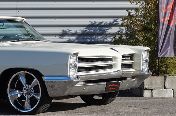 Pontiac Bonneville 10 of 24