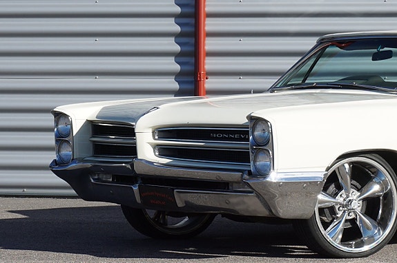 Pontiac Bonneville 11 of 24