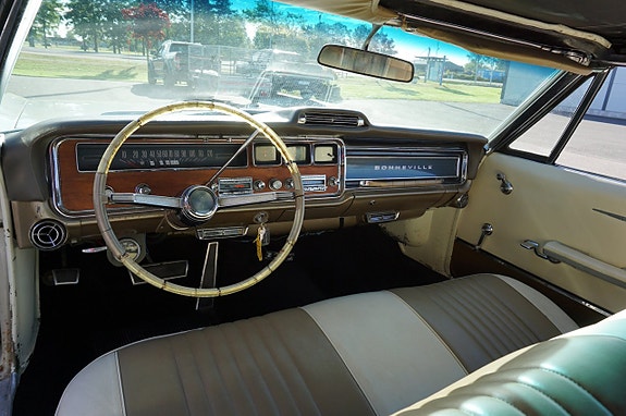 Pontiac Bonneville 17 of 24