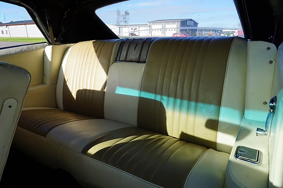 Pontiac Bonneville 18 of 24