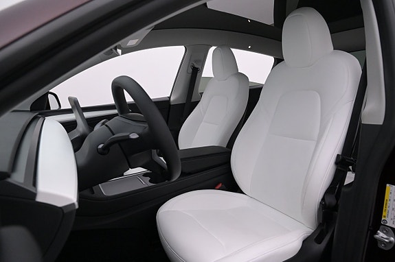 Tesla Model Y 9 of 27