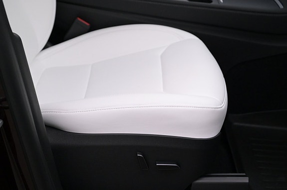 Tesla Model Y 13 of 27