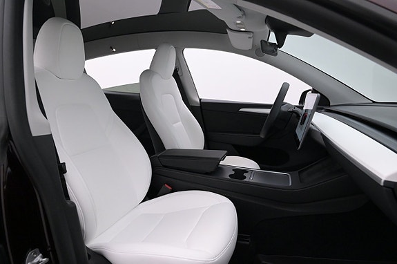 Tesla Model Y 12 of 27