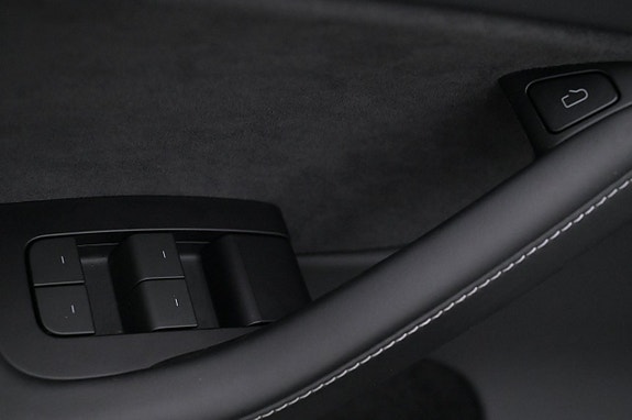Tesla Model Y 10 of 27