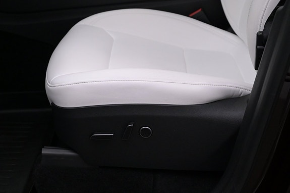 Tesla Model Y 11 of 27