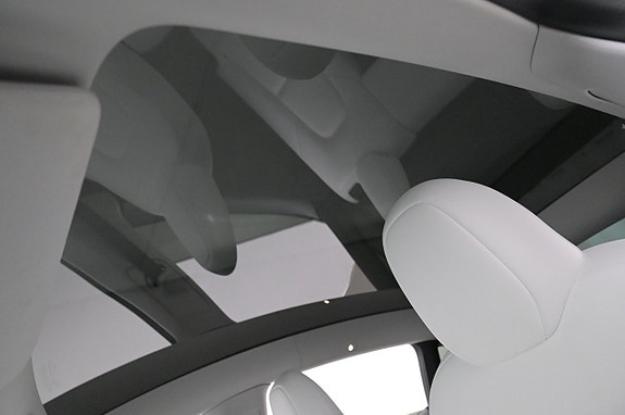 Tesla Model Y 25 of 27