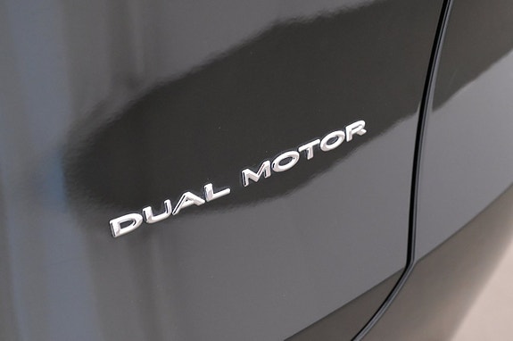 Tesla Model Y 24 of 27