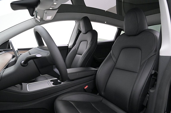 Tesla Model Y 8 of 27