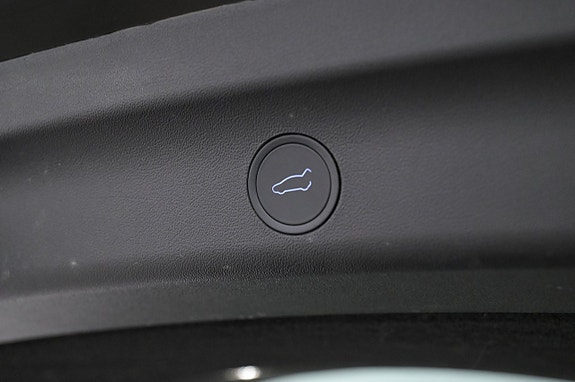 Tesla Model Y 22 of 27