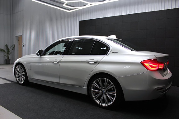 BMW 330e 4 of 16