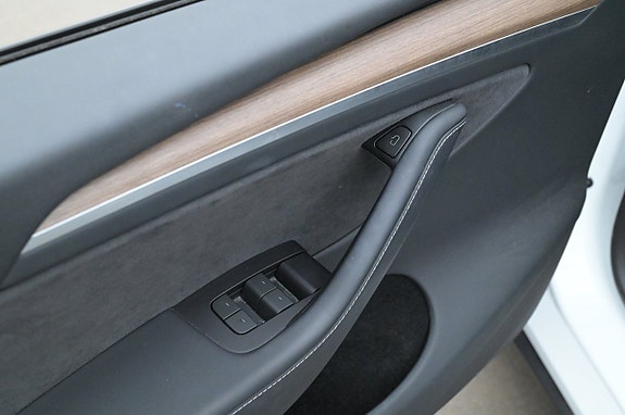 Tesla Model Y 9 of 27