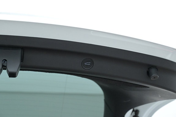 Tesla Model Y 23 of 27