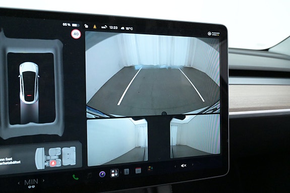 Tesla Model Y 17 of 27