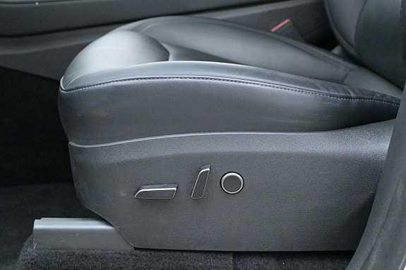 Tesla Model Y 10 of 27