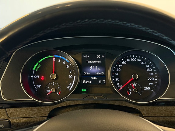Volkswagen Passat 18 of 20
