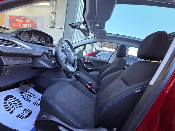 Peugeot 208 13 of 15
