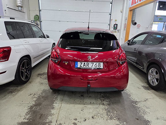 Peugeot 208 3 of 15