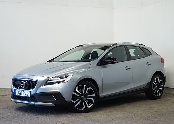 Volvo V40 Cross Country 2 of 12