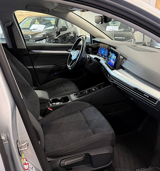 Volkswagen Golf VIII 10 of 13