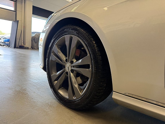 Mercedes-Benz E220 10 of 25