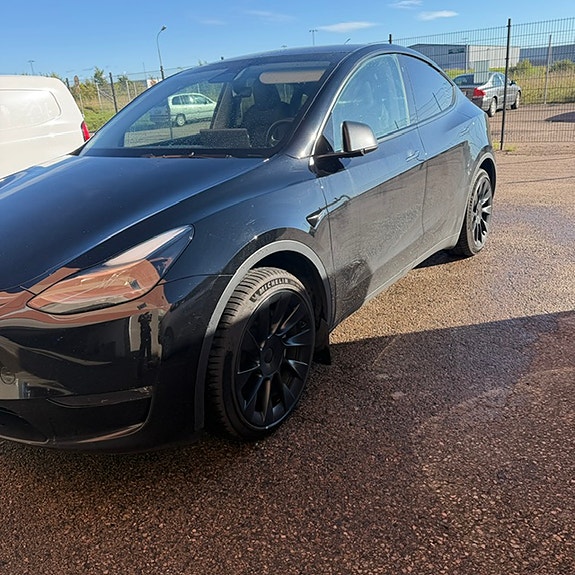 Tesla Model Y 3 of 5