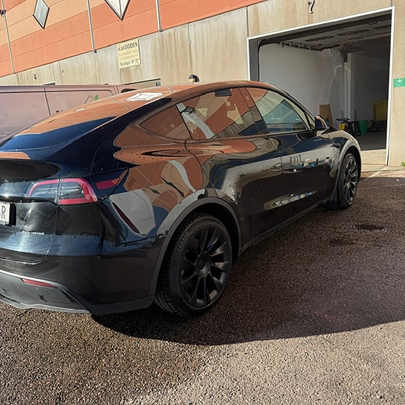 Tesla Model Y 2 of 5