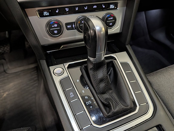 Volkswagen Passat 13 of 19