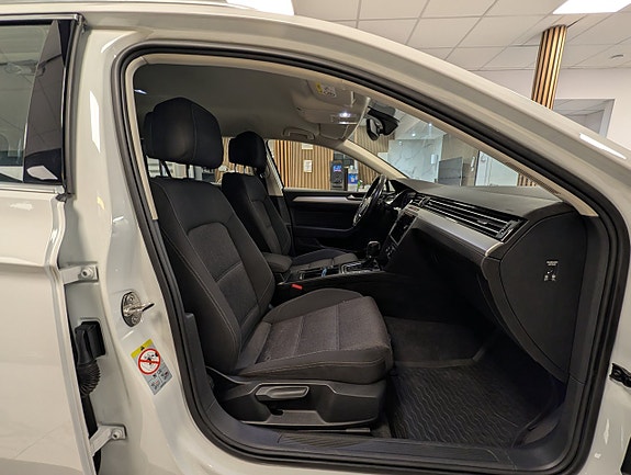Volkswagen Passat 17 of 19