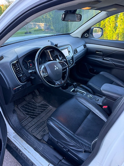 Mitsubishi Outlander 3 of 6