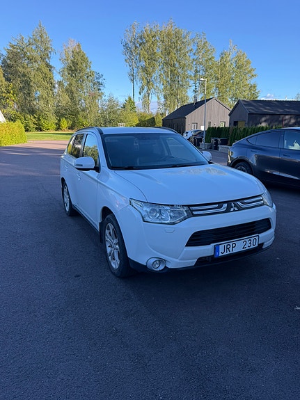 Mitsubishi Outlander 2 of 6
