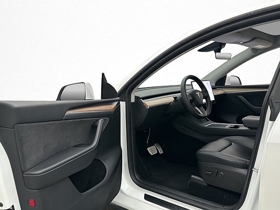 Tesla Model Y 10 of 30