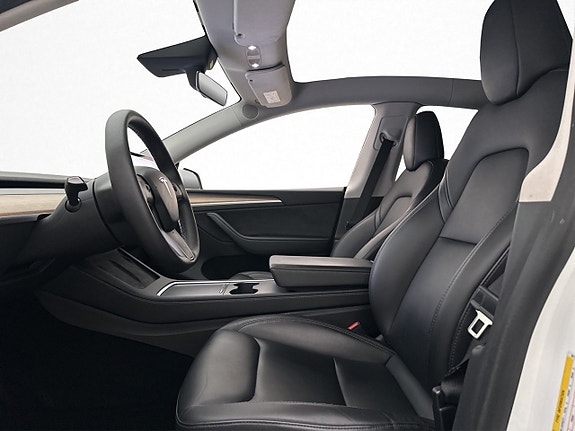 Tesla Model Y 11 of 30