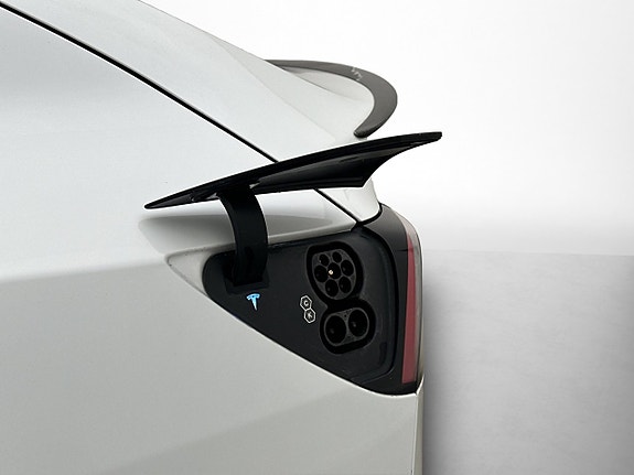 Tesla Model Y 27 of 30