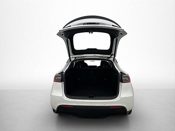 Tesla Model Y 9 of 30